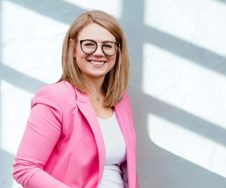 Diana Hinz, Gründerin von MOVIVA Moers, zertifizierte Kinder-Yoga-Trainerin und Kunsttherapiepraktikerin.